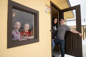 Famille au chalet du centre de pêche Grimard accueillent la porte ouverte, pour répondre aux question